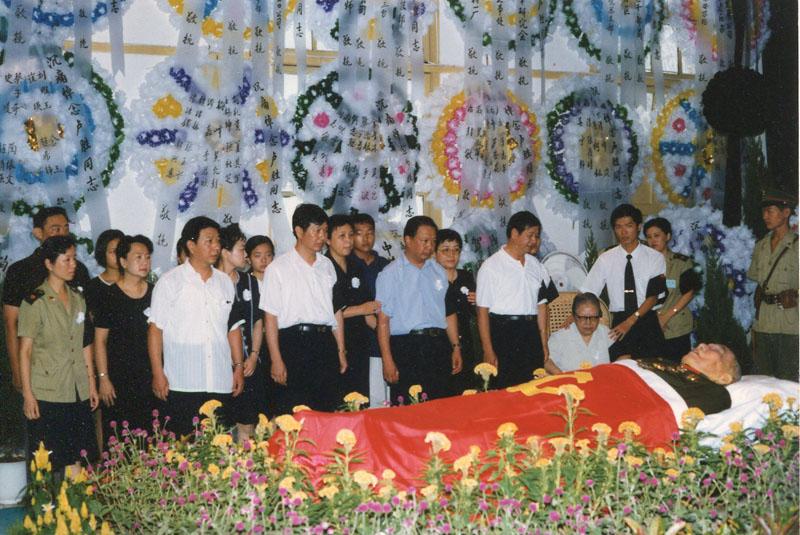 1997年，开国中将卢胜的告别仪式，一张罕见的留影，画面中，卢胜将军遗体覆盖鲜红