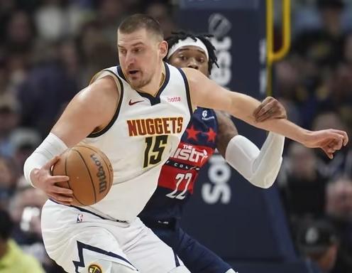 很难想象，一个大中锋不仅拿了篮板王，还能拿下助攻王，并且连续两个赛季场均三双，他