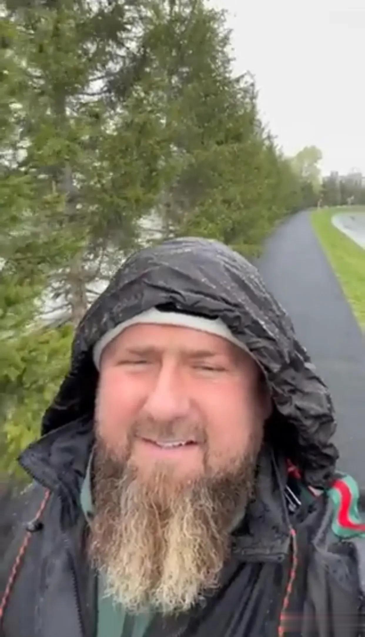 卡德罗夫雨中散步录视频称自己很好，很健康。

卡德罗夫的电讯频道上出现了两段他在