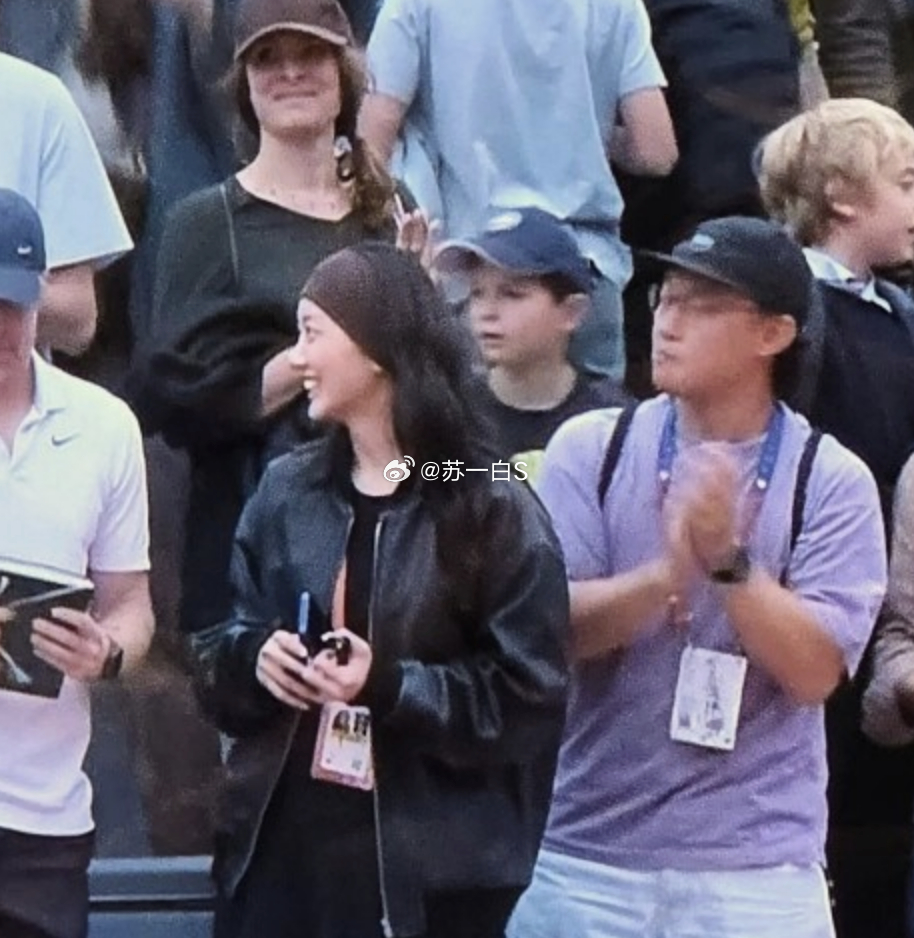在法网参加比赛的黄泽林（陈奕迅女儿康堤的男友），被拍到赢球后走向观众席跟陈奕迅拥