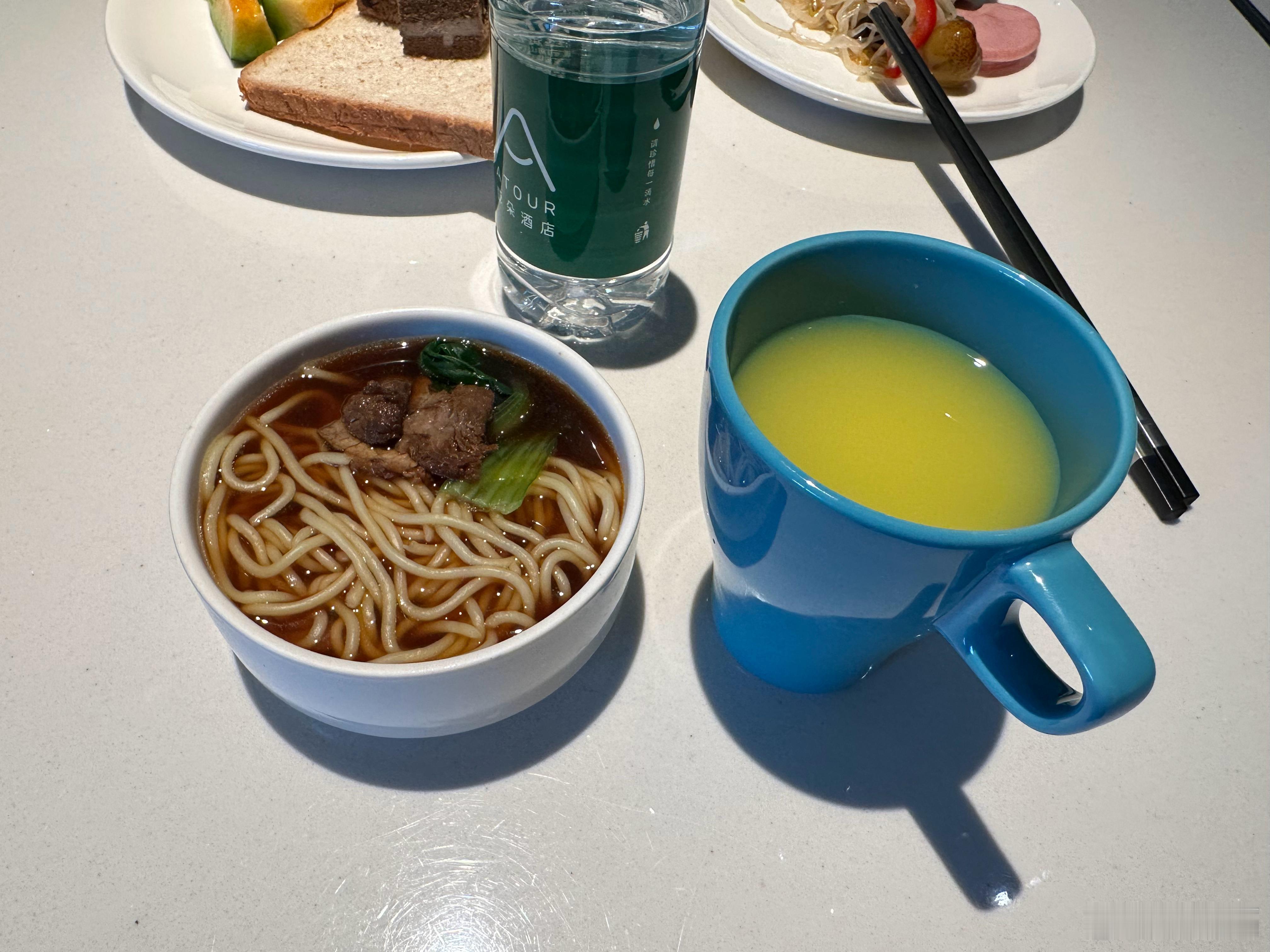 吃了一碗牛肉面加面出发回太原 测一下LX600的真实油耗～[笑而不语]  ​​​