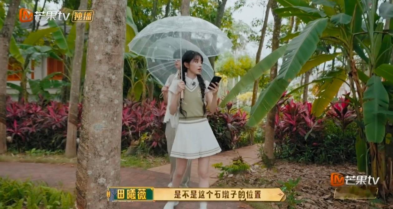 黄明昊找线索连垃圾都不放过忙忙碌碌寻宝藏黄明昊找线索也太认真了，垃圾都不放过。细