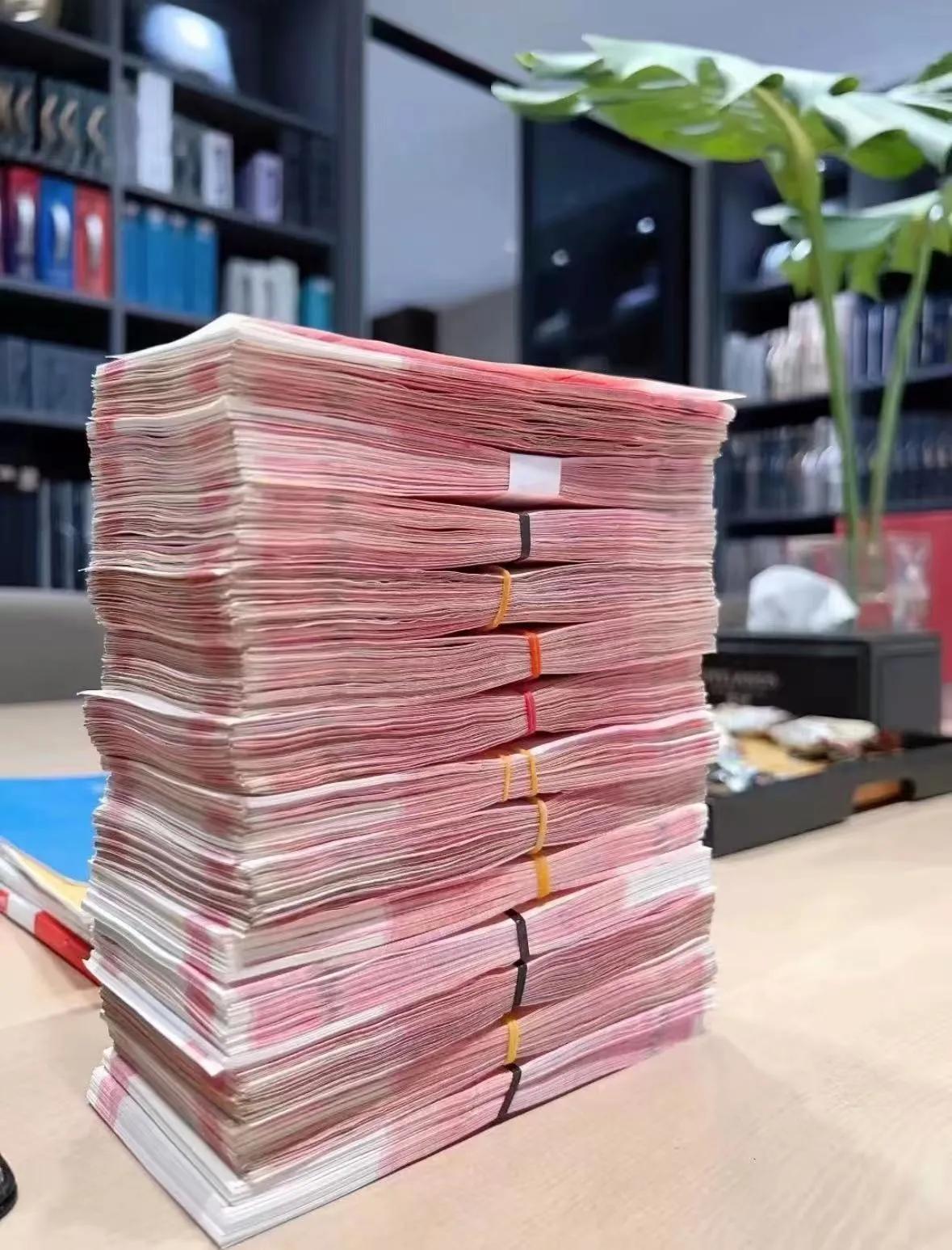 不管你现在有十万还是三十万，
都得冷静一下。
2025年只剩几天，
2026年一