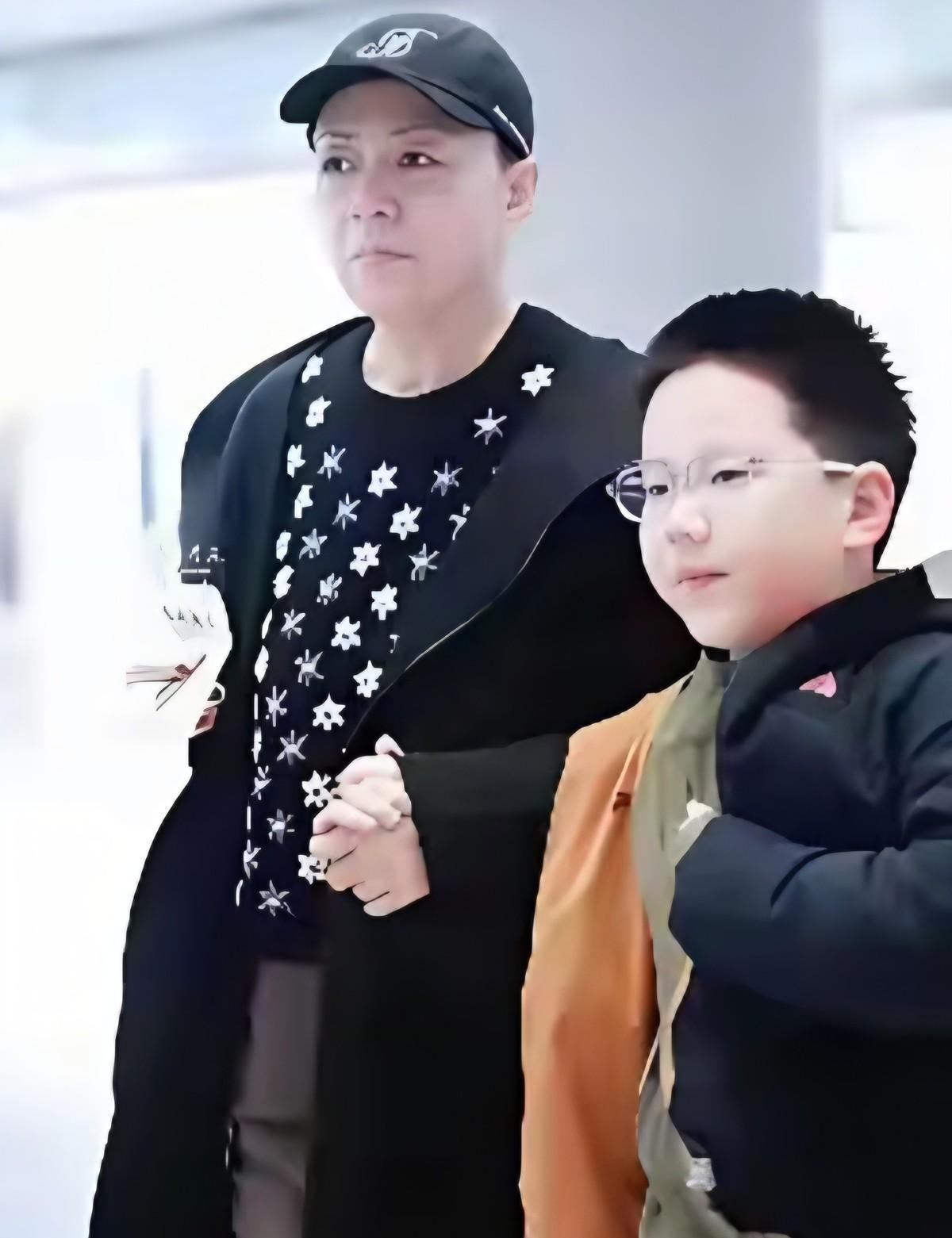 宋丹丹的两个孙子都姓宋，这事一出，评论区直接吵翻了。
有人拍手叫好，说替她出气了