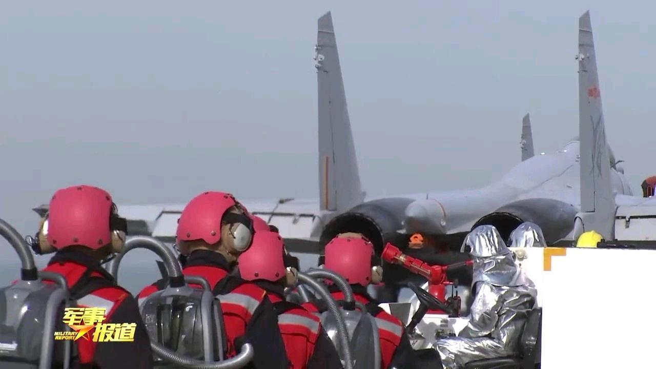 075湖北舰，飞行甲板异物检查区别于之前在航母上出镜（图2-3）的背负式吸尘器 