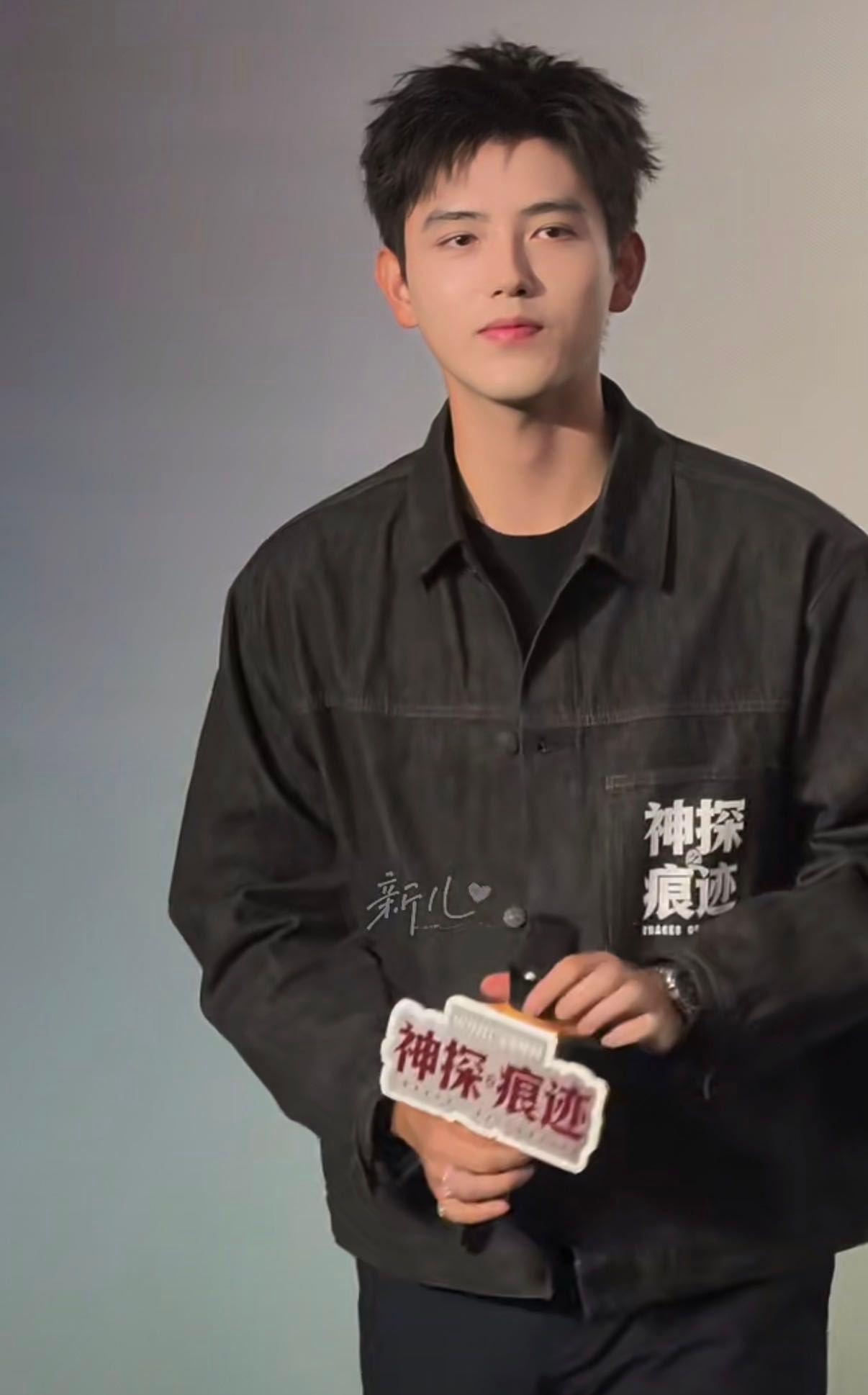 陈飞宇长沙路演状态陈飞宇线下路演状态刚从现场视频出来，真人高大清爽，脸小肩宽，生