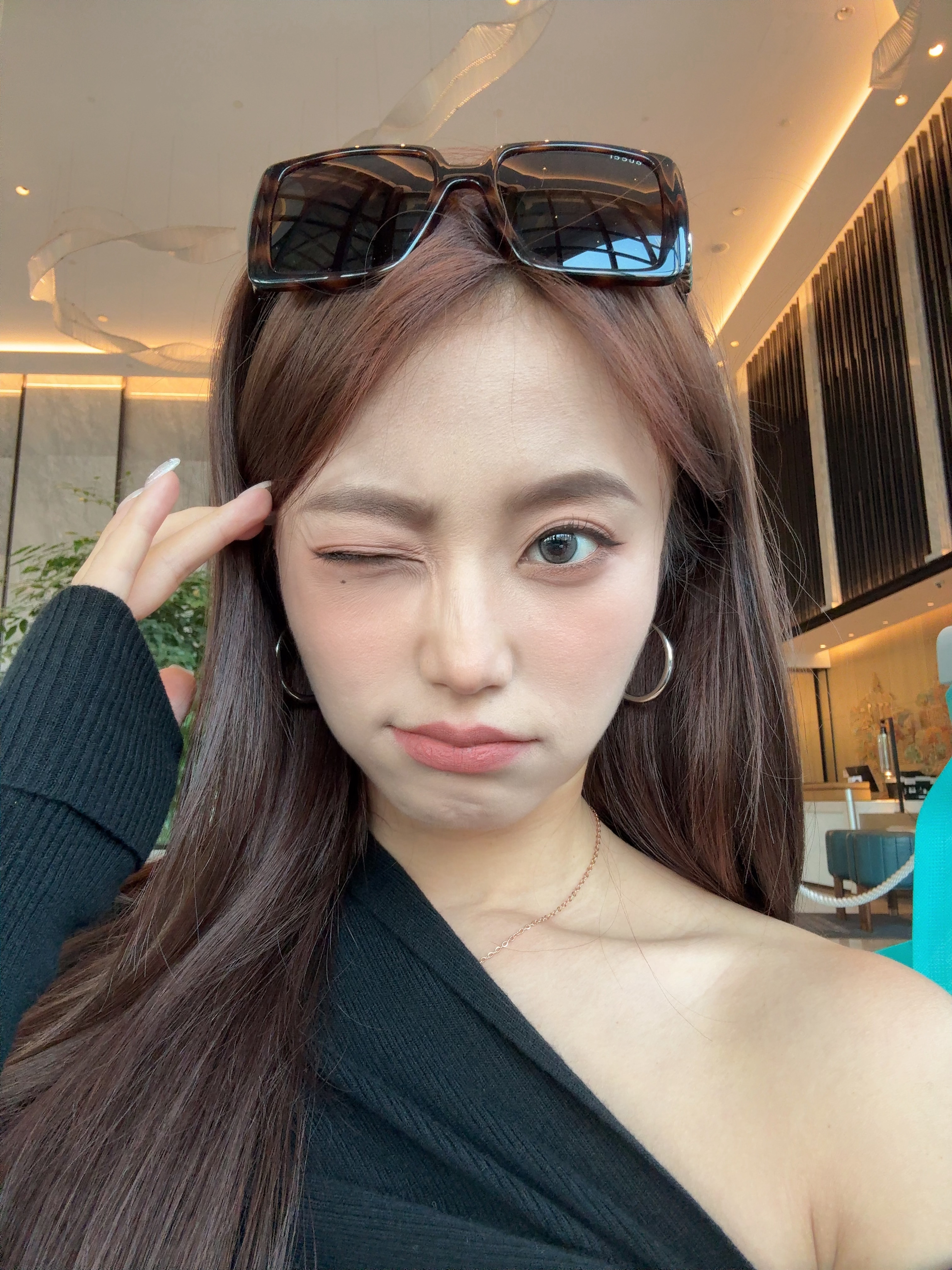 浅瞳真的太不适合我了也可能是这个妆容不适配…戴这个美瞳我就跟白内障似的… 