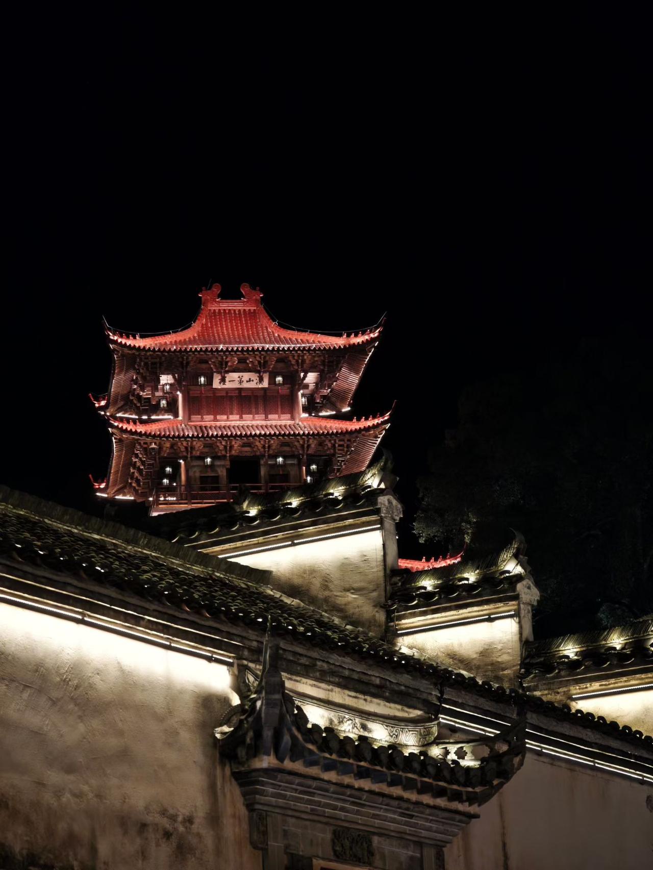 晒图笔记大赛皖南山间落晚霞，古村灯火映徽瓦，一砖一瓦皆是岁月留下的温柔。