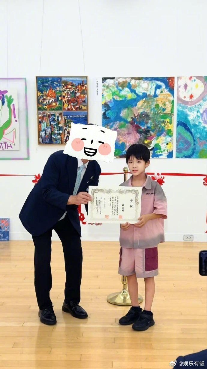 黄圣依小儿子作品在东京画廊展出 小儿子的画作在东京画廊展出🎨， 色彩碰撞超有想
