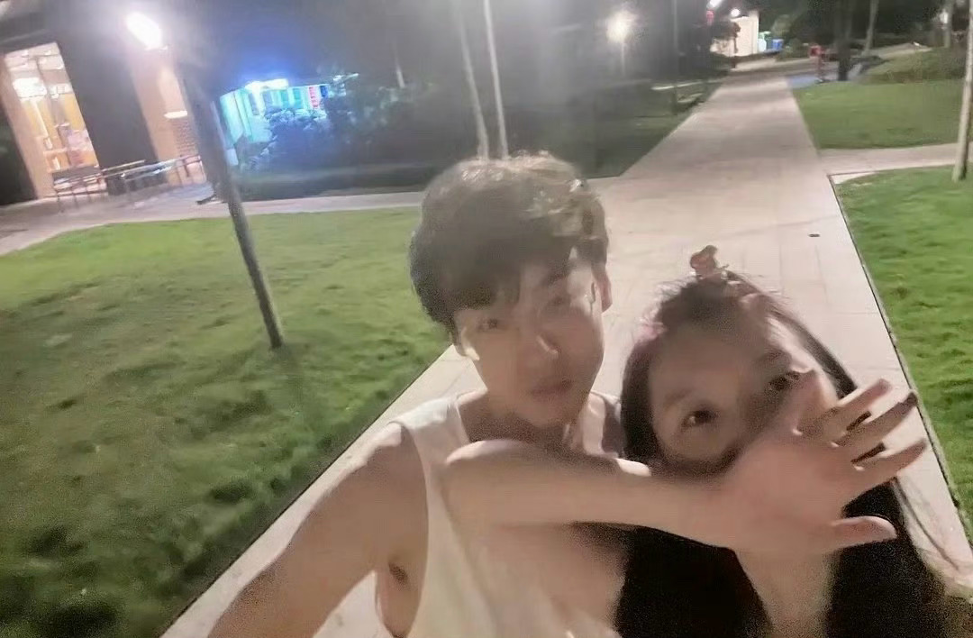 田栩宁酷爱白背心！BLUE串喊话九成美田栩宁 白背心