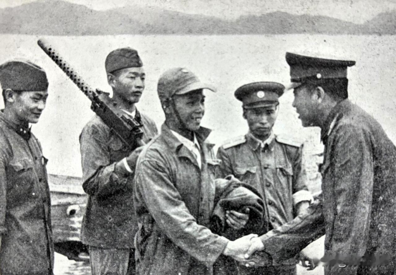 1957年5月1日，国民党军32师成功特种蛙人队下士陈德昌，驾驶马达舢板携带重机