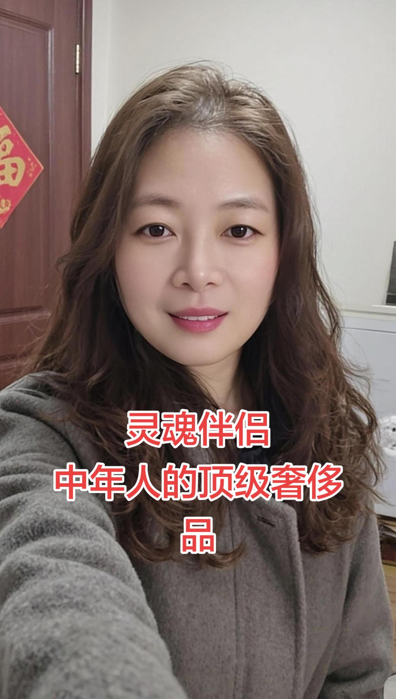 入目无他人，四下皆是你。 
我们总以为，爱情只有两种结局，要么拥有，要么失去。