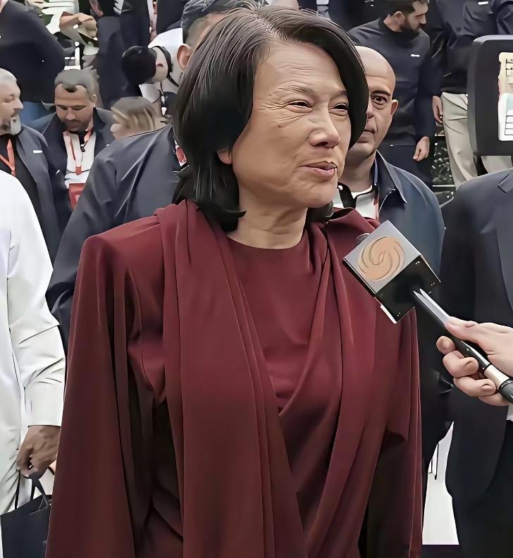 这是一个把精力放在工作和科研上的企业老总，一看就是一个没有把时间浪费在脸上，她为