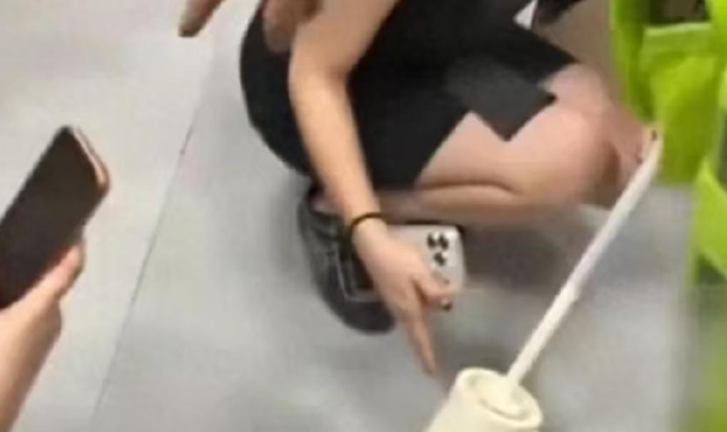 四川，有个男的对女子的隐私上瘾，没事总想着偷看女子的私密处。这男的联合了一个女的