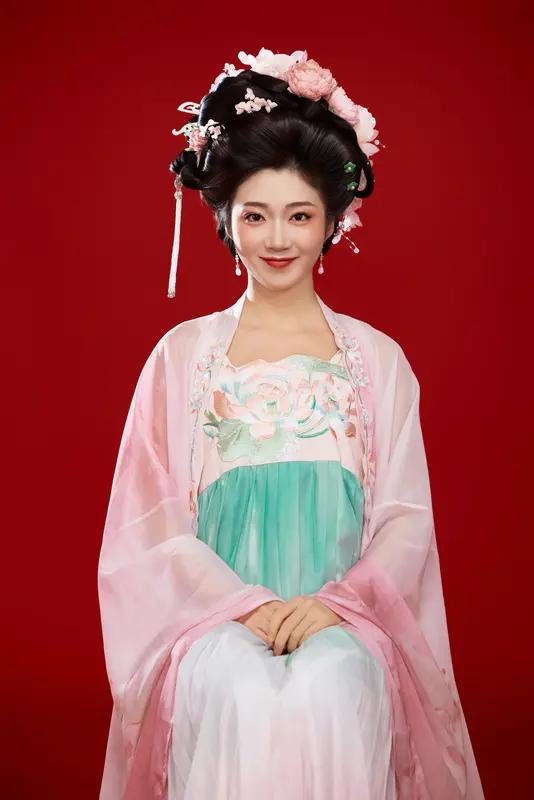 要说宋代最荒淫的皇帝，那非宋度宗赵禥莫属。他能当上皇帝就很神奇，母亲是侍女，怀孕