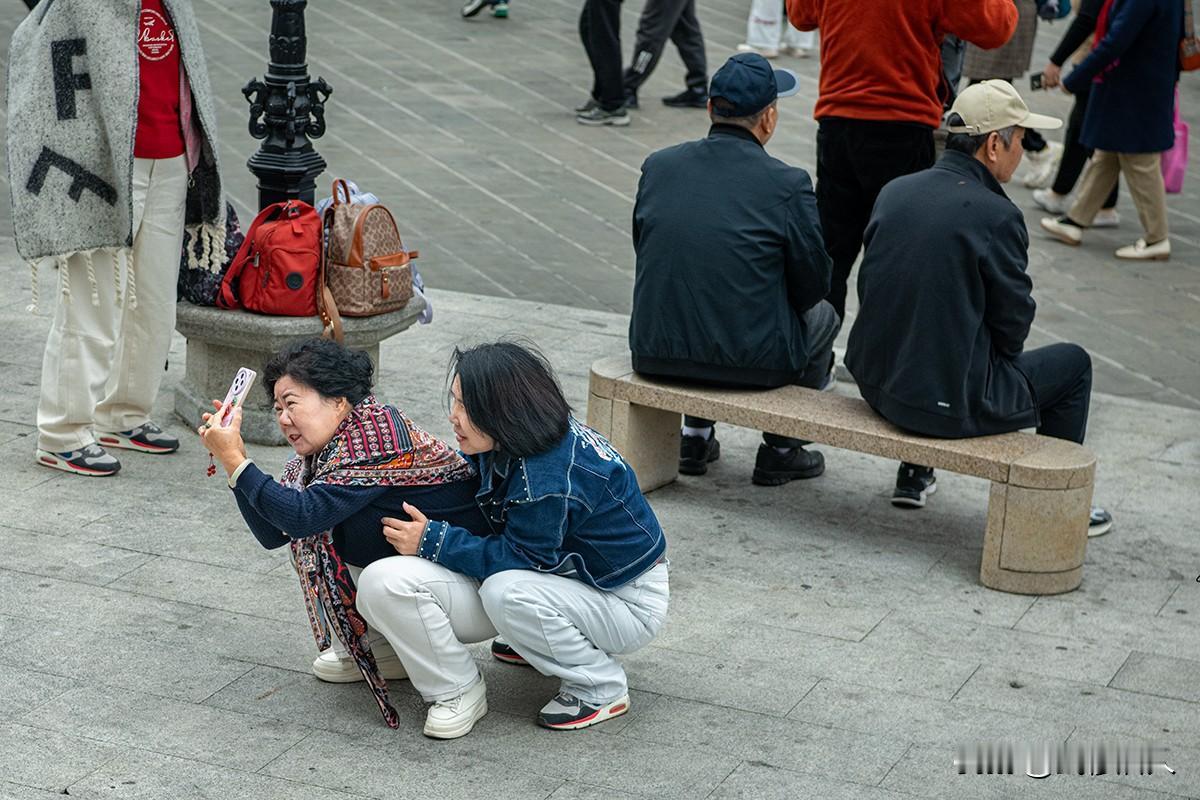 街角自拍日记
       阳光正好，街角遇见双份快乐。她举手机定格灿烂笑容，她