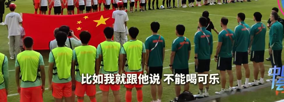 老爸不让喝可乐，还是听话的[捂嘴哭][doge]​​​