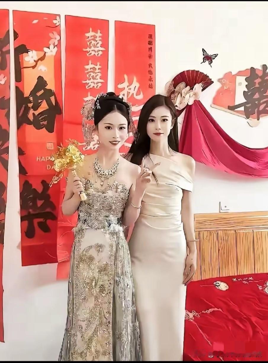 喜房里的红联还带着刚贴好的鲜活气，穿重工鎏金刺绣礼服的新娘攥着金手捧，整套华丽颈