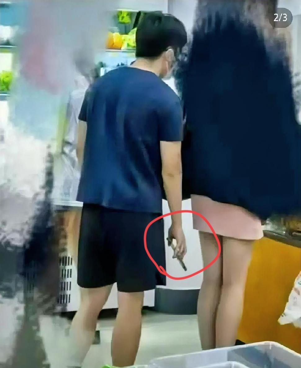 研究生男子偷拍女生裙底，事后哭着求删帖：担心自己刚考上的公务员没了！

5月11