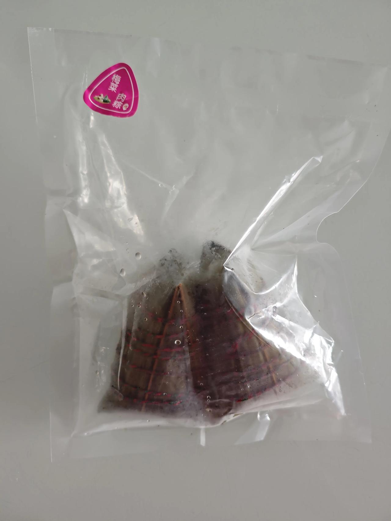 今日美食记录今日美食分享一下我们的早餐粽子，老家的霉菜肉粽子，咸的，很香很好吃，