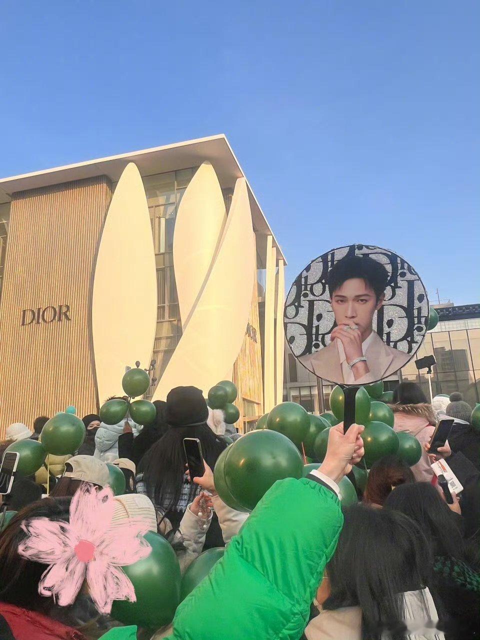 李昀锐活动逆应援请粉丝喝奶茶、面包还有暖宝宝，好贴心的小林！和小森林双向奔赴的爱