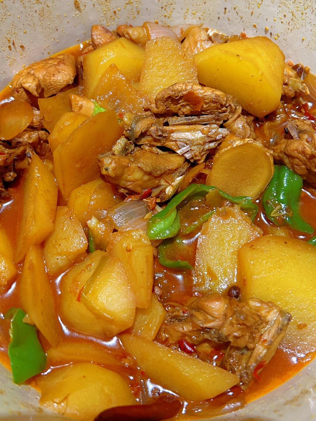 包会的家常大盘鸡😋土豆软糯入味鸡肉鲜嫩多汁太香了✅每次做大盘鸡汤汁伴着米饭真的