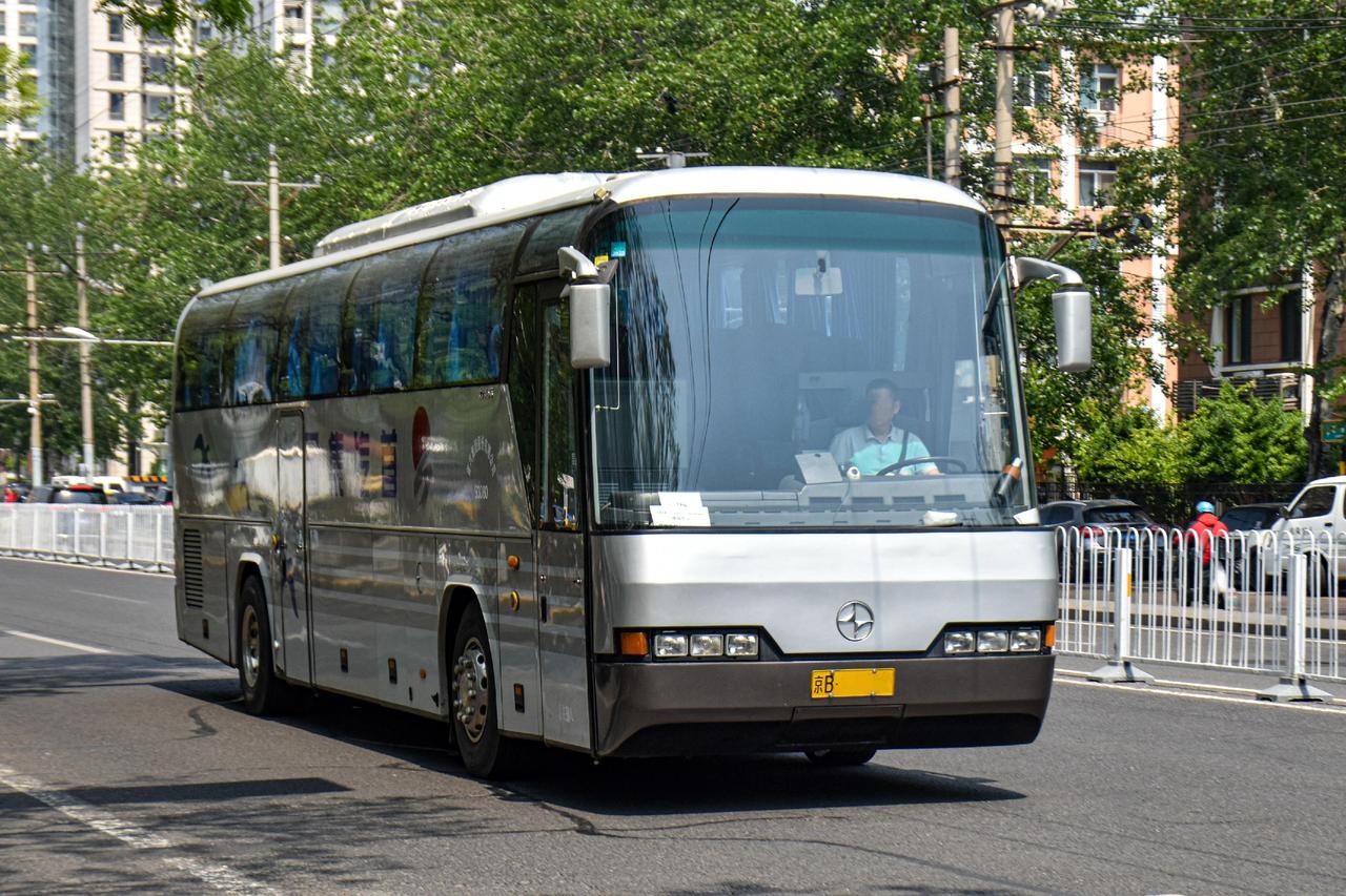 偶遇来自北京首汽集团的北方尼奥普兰大巴BFC6120L1D6，经典地包天硬朗造型
