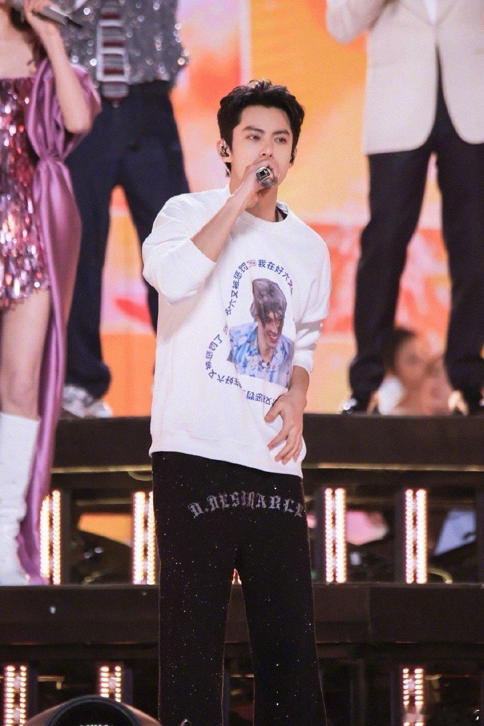 王鹤棣穿好六惩罚衣跨年彩排  王鹤棣着惩罚衣跨年彩排，帅气满满。好 6 团谁胜谁