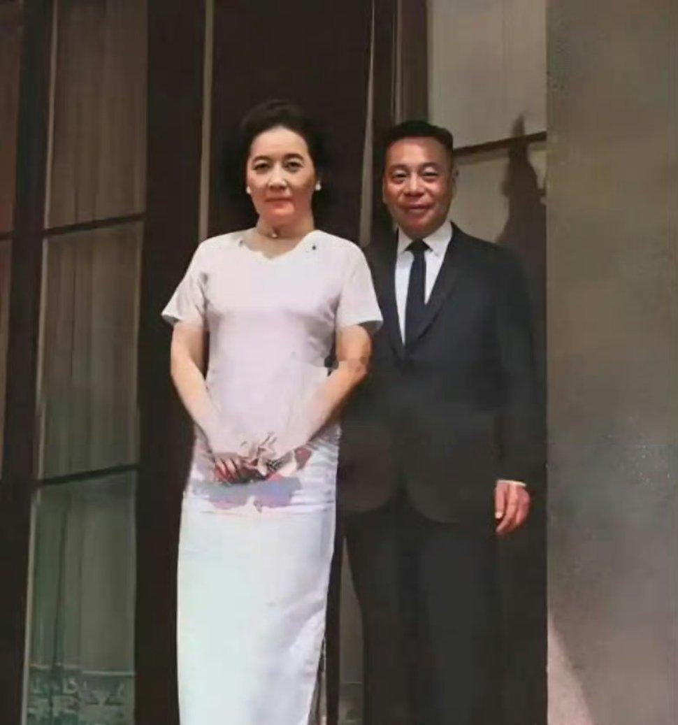 这是1962年宋美龄和蒋介石蒋经国的真实样貌，不是演员扮演的，小蒋在旁边一脸恭敬