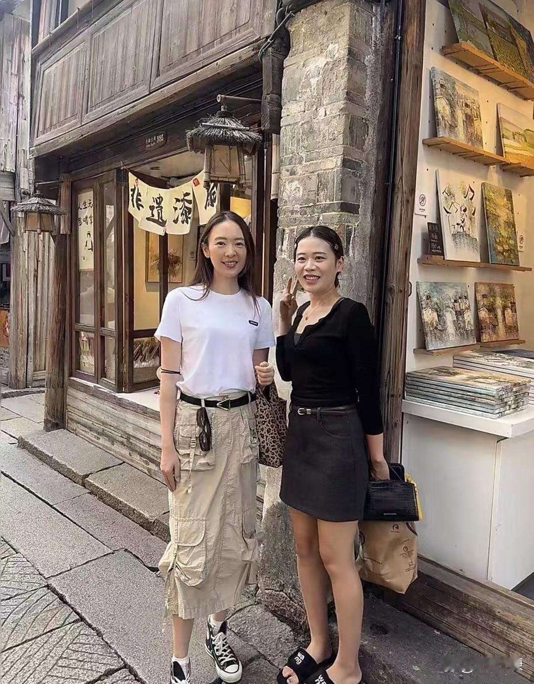 有网友在乌镇遇到‏‏了童瑶，看‎这状态，像没‏化妆的样‎⁠子⁠，挺真‎‎‏实的‏