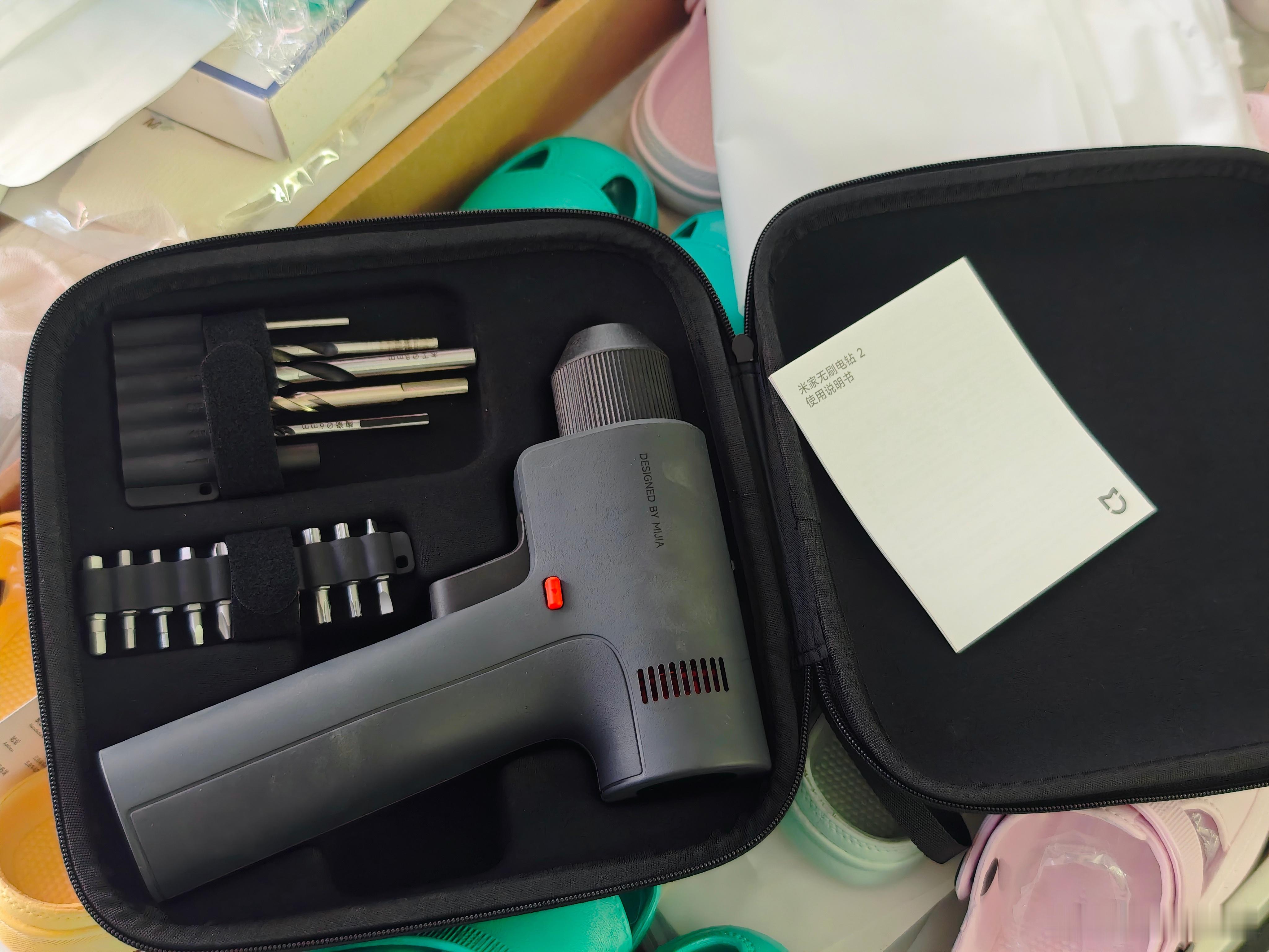 小米的很多工具也很好用，比如这一套米家无刷电钻2，真的是日常的好帮手。小米