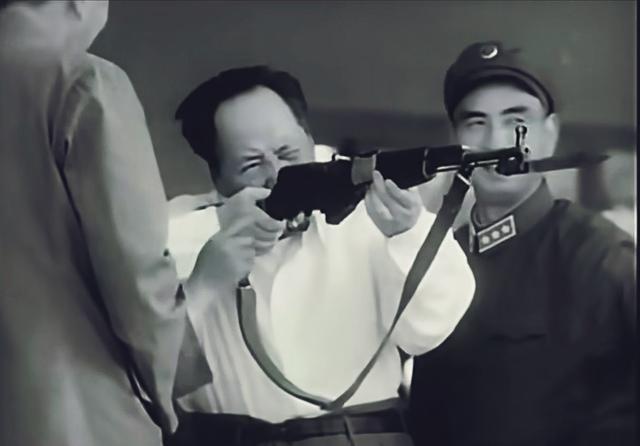 为什么毛主席领导下，从井冈山几百人的队伍，用小米加步枪，发展到三大战役400万军