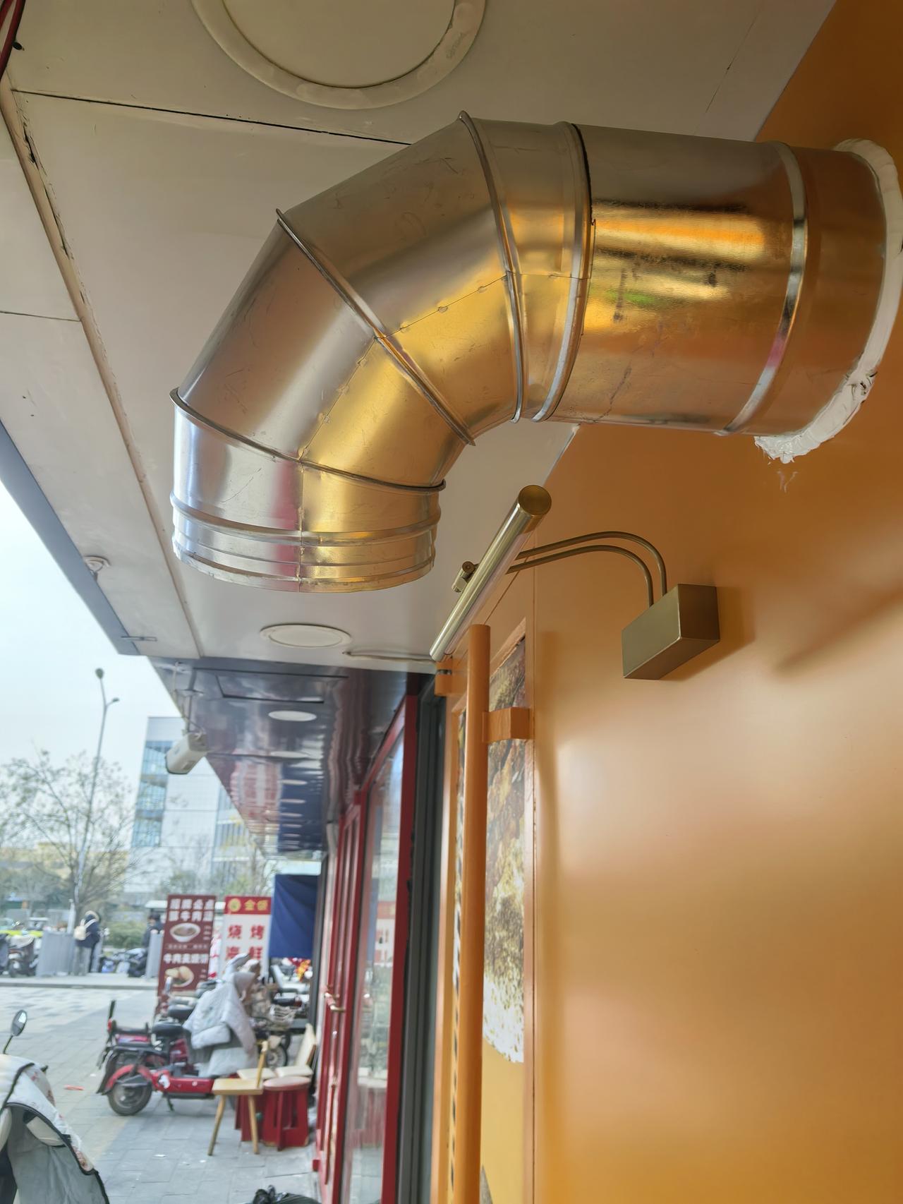 生存之道
这几天为了一个油烟机外出口废了脑筋
油烟机排风口工人没给配弯头，导致风