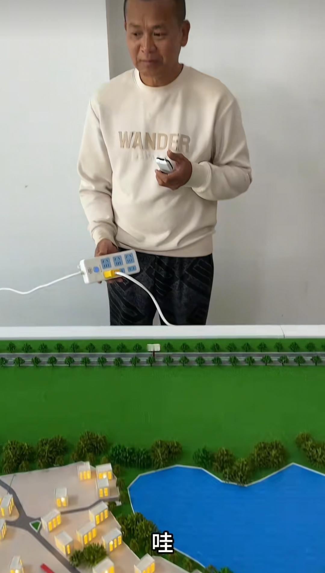 12月30日，全红婵的爸爸全文茂又给水果店里添置新东西了，他把迈合村的沙盘模型安