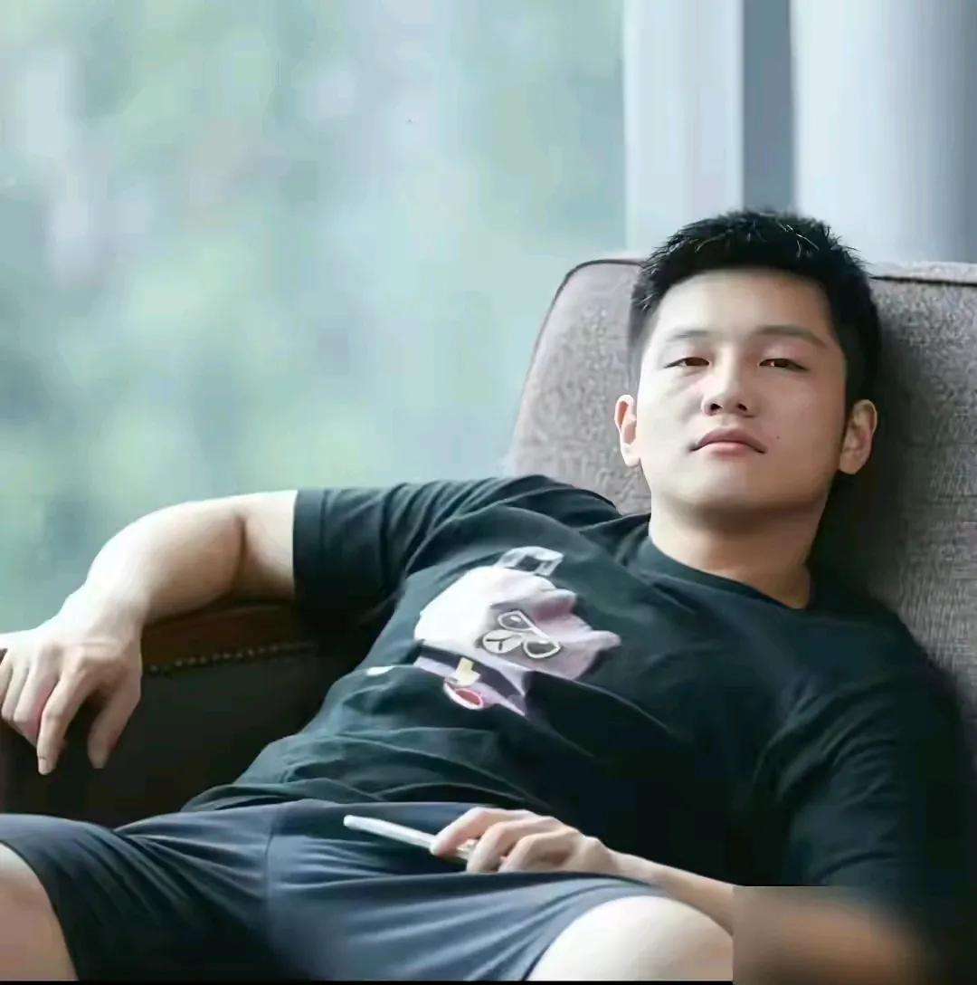 小胖真的是想躺平了吗？自从奥运会结束之后就一直没有参加过任何比赛，更多的出现在各