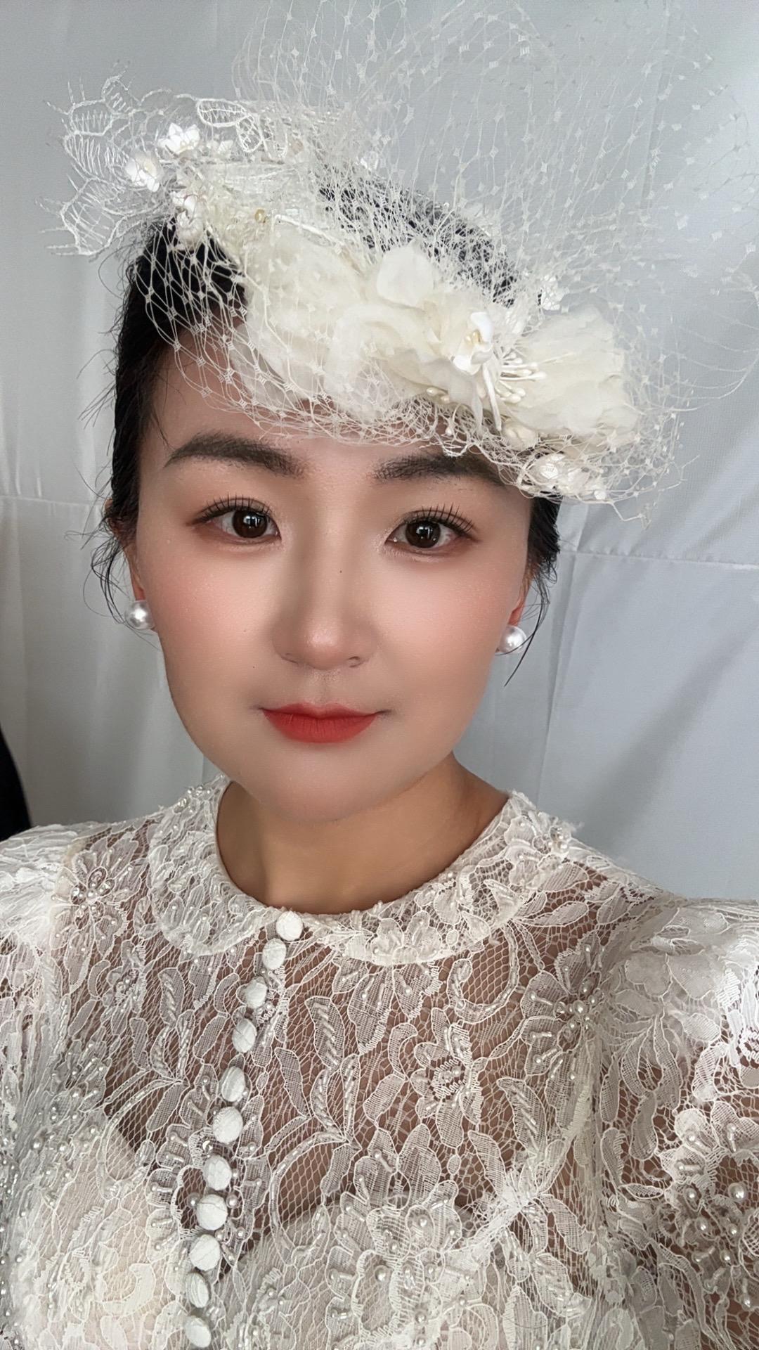 四年前在婚纱店定的全家福一直没有拍，趁着儿子一岁，我带着一帮孩子们（儿子，女儿，