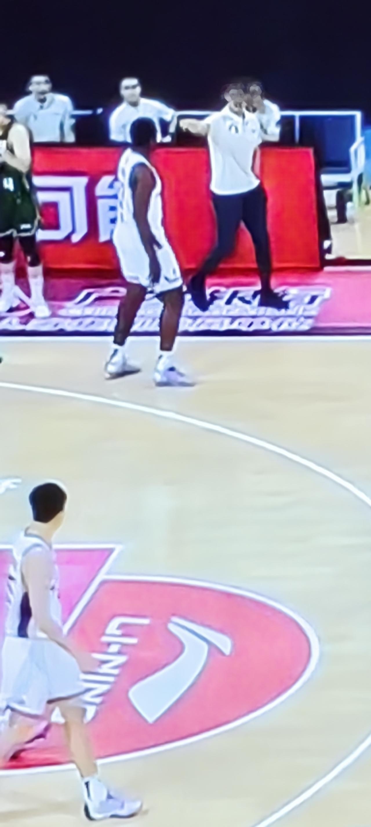 第二届中职篮俱乐部杯又见江湖，北控客场战南京。             随着中韩