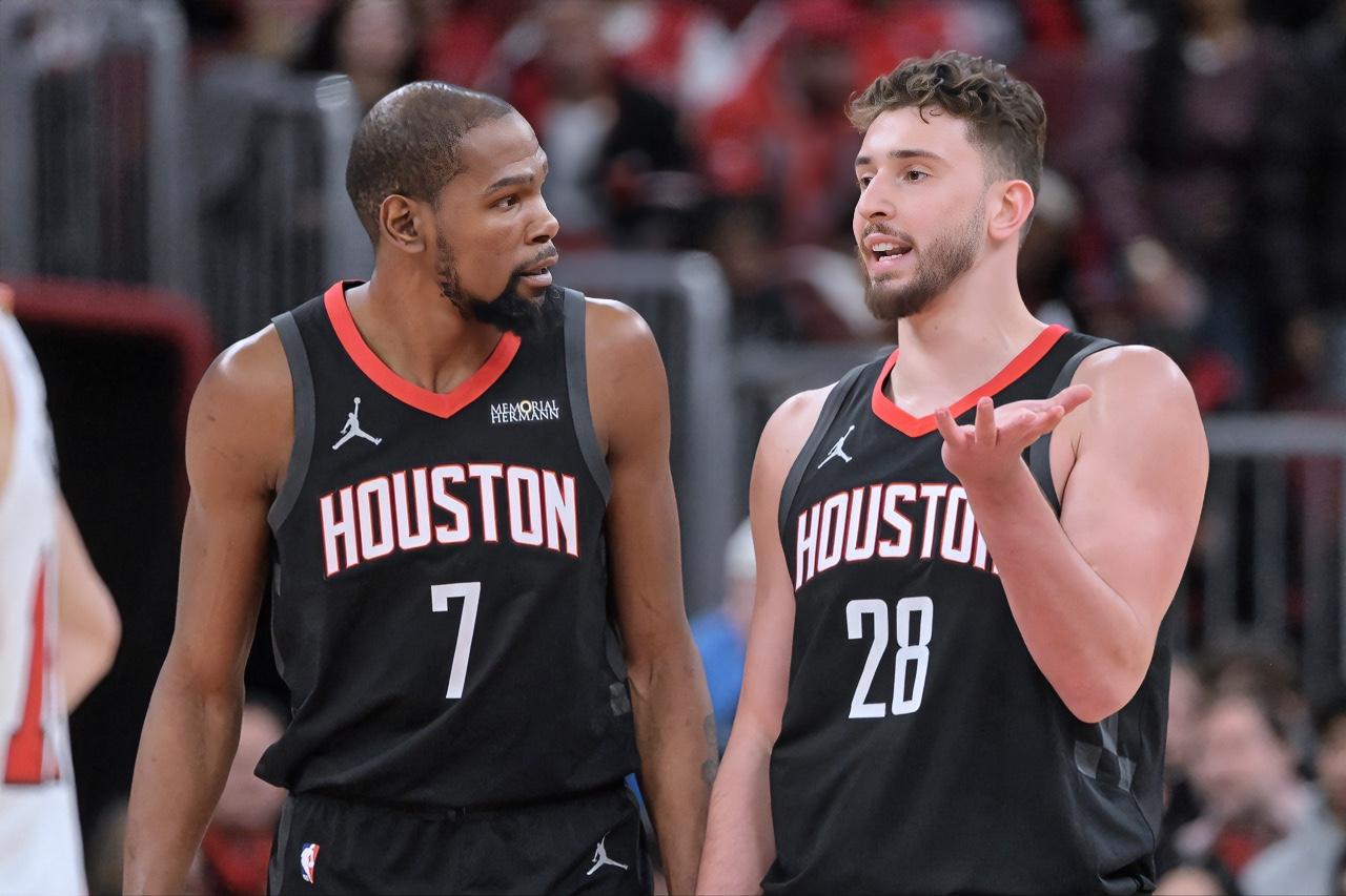 杜兰特：申京，今天应该没人黑你了吧？？？
申京：他们会不会觉得打弱队不算呢？？？