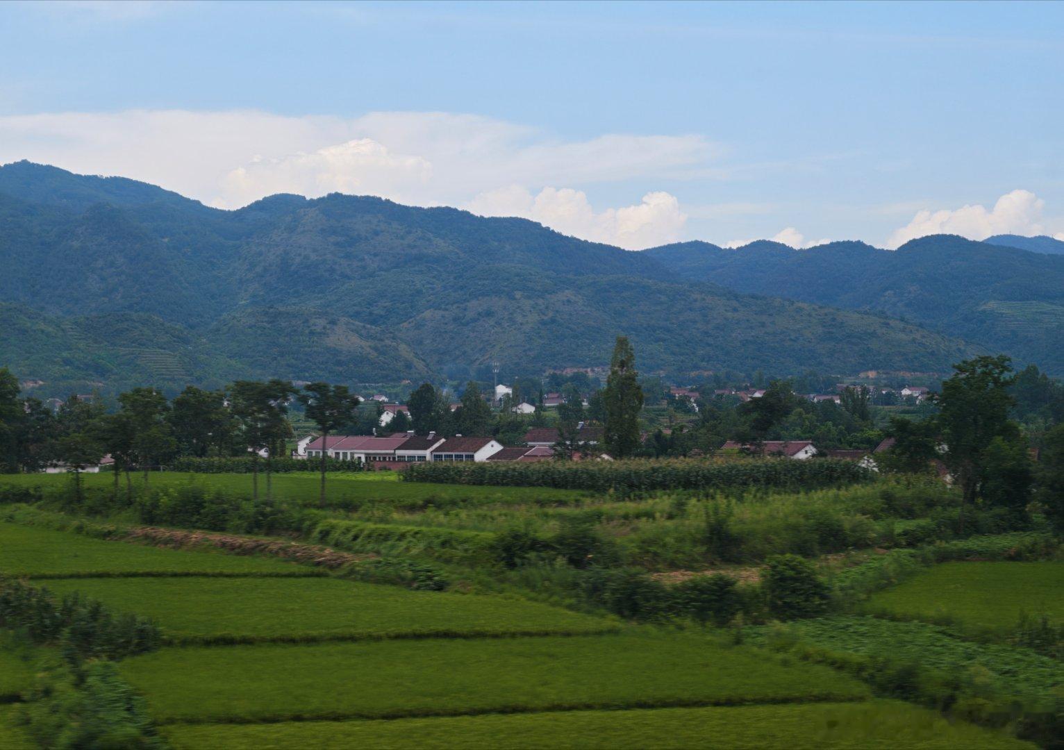 重庆到西安的复兴号，要穿越无数隧道，大山，忽晴忽雨，忽明忽暗。还以为一等座能安静