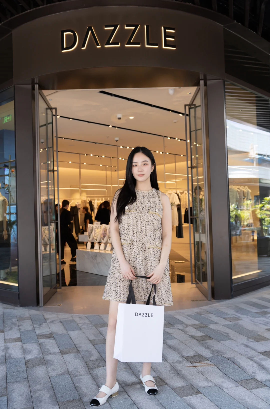 一生爱逛街的女人进了店就走不动道了 DAZZLE罩衫连衣裙上身就是既松...