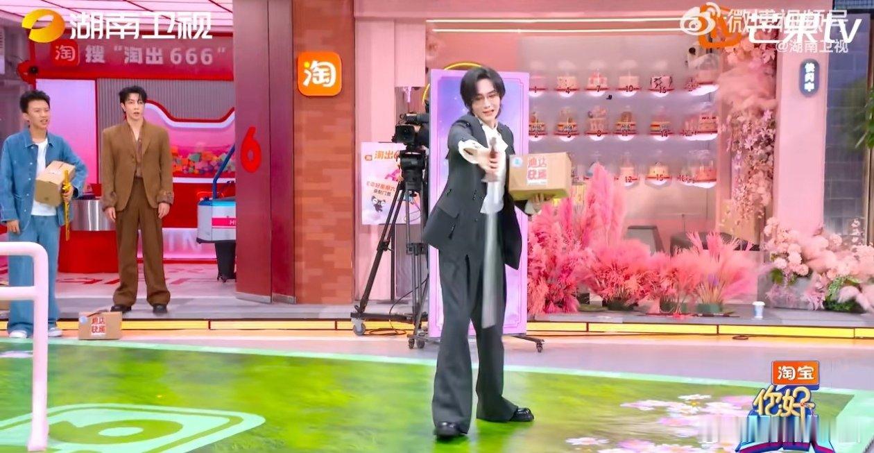 汪铎送谭松韵古风小生的抱枕你好星期六 欢乐氛围拉满啦！汪铎 本想在节目给谭松韵 