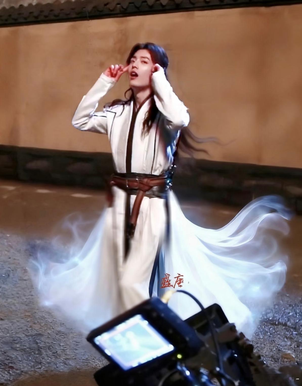 卧槽啊啊啊啊 这个三三好漂亮🥺🤲🏻 ​​​