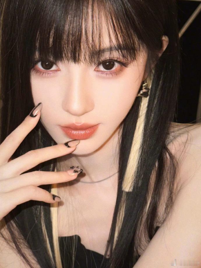 华天崎给鞠婧祎化Alpha妆  华天崎给鞠婧祎化Alpha妆简直就是绝美了呀，完