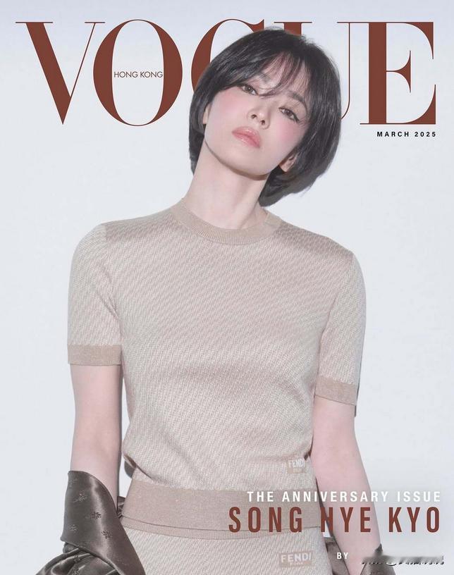 宋慧乔的vogue杂志3月刊封面及内页图，短发烟熏妆好美！