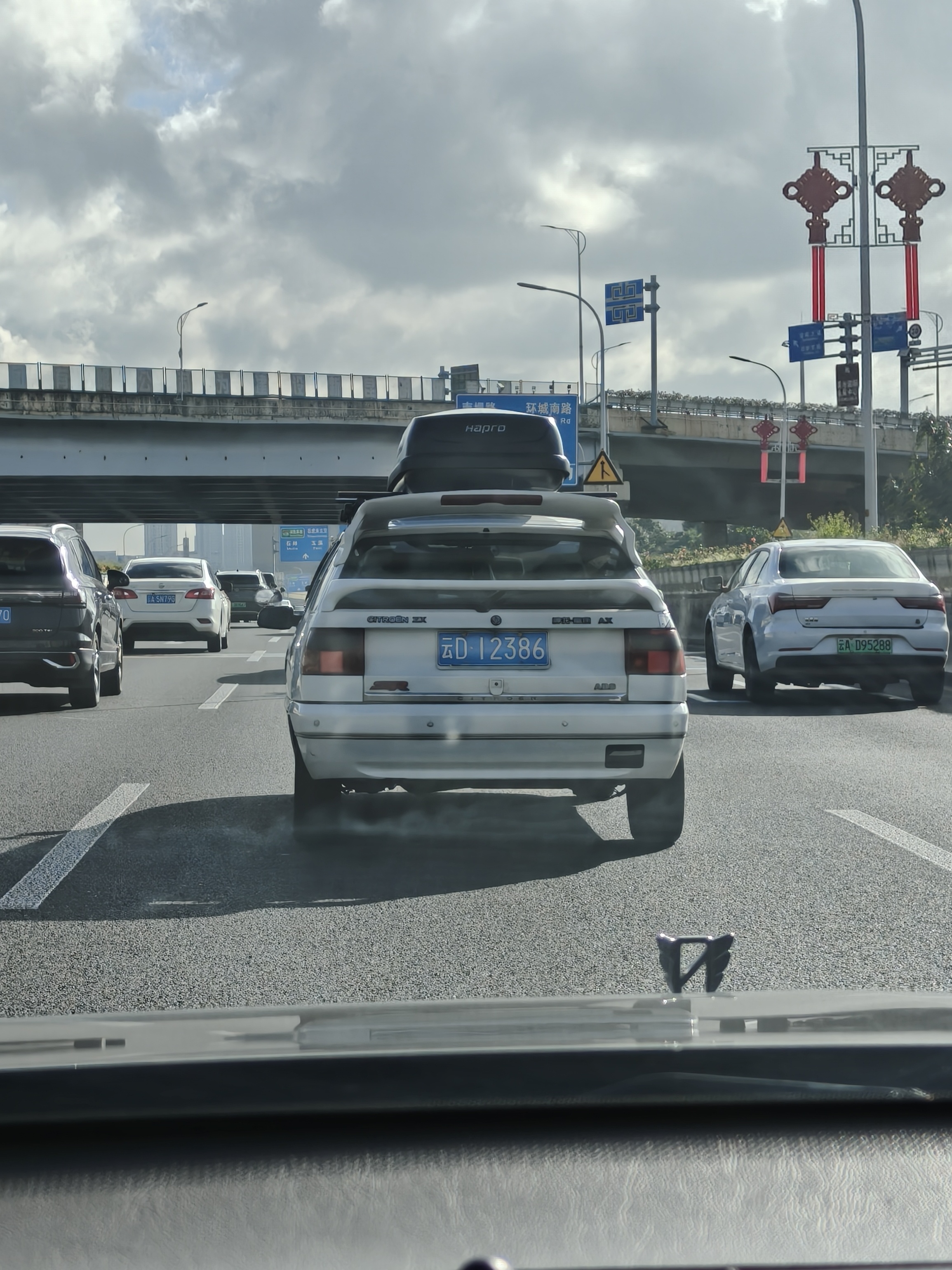 周末来了，来朋友这里免费修复了牢大一个后车牌灯不亮、高位刹车灯不亮的历史遗留问题