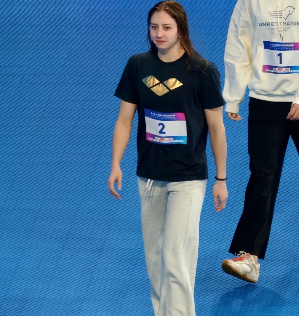 美国游泳选手把银牌送给观众道格拉斯把银牌送给观众真的太大方了！竞技不止输赢，这份