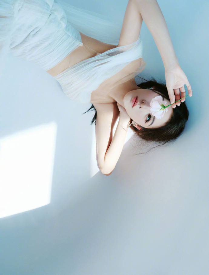 #张予曦薄纱裸背# 今日活动造型好美啊啊啊啊！纯白色薄纱裸背裙，在阳光下好像一个