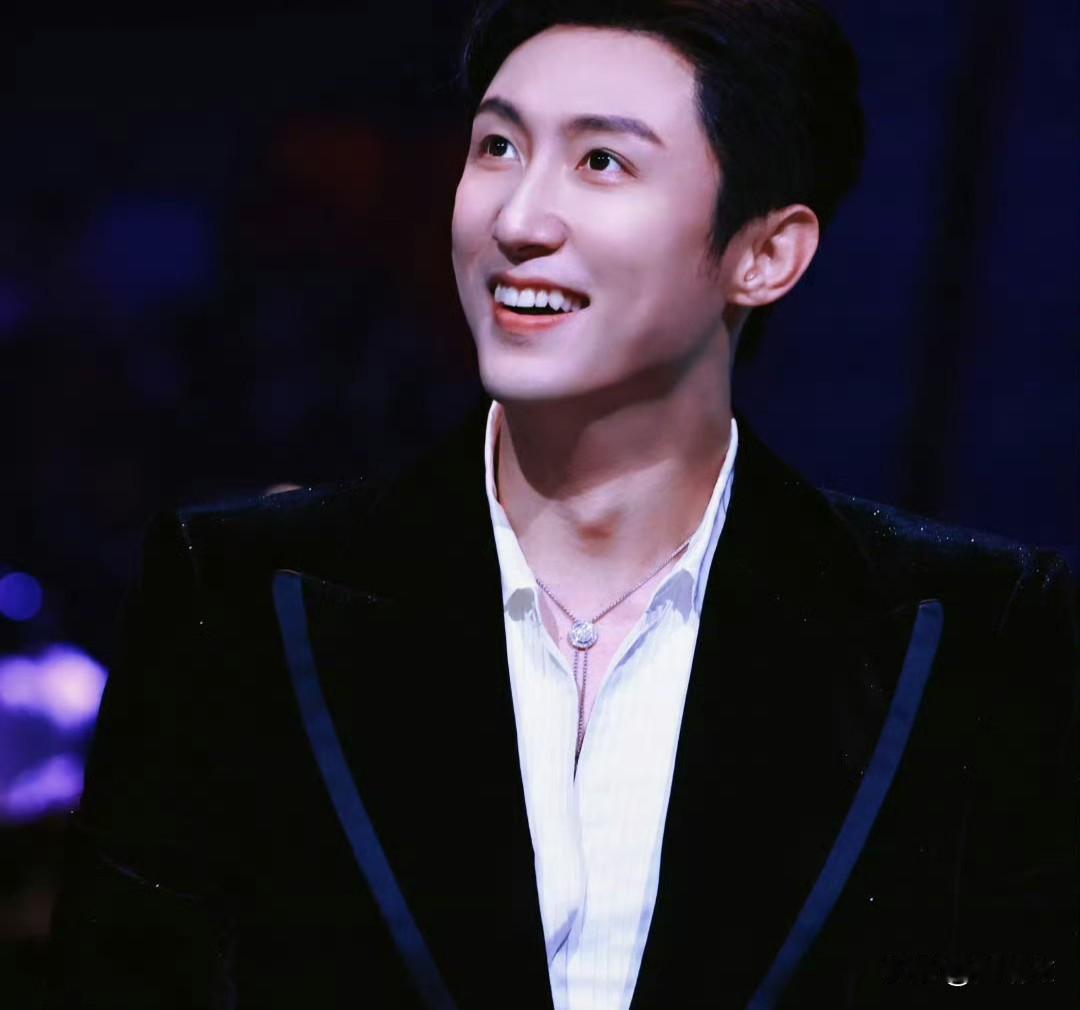 内娱活人天花板！黄景瑜庆功宴素颜干饭，别人营业他纯做自己
 
尖叫之夜庆功宴这波