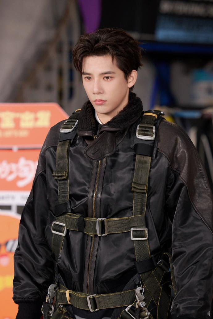 王安宇差点被自己笑声绊倒看王安宇笑到差点绊倒我攥紧了拳头！情绪先跑身体没跟上，这