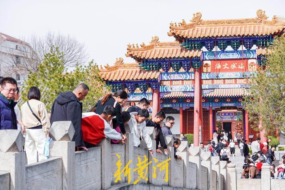 2月21日，位于济南明府城的府学文庙迎来旅游打卡热。今年春节期间，府学文庙开启了